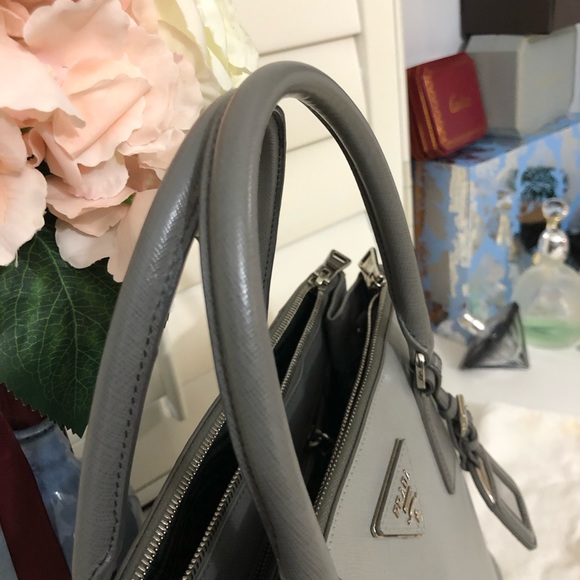 AUTHENTIC PRADA SAFFIANO - Picture 4 of 16